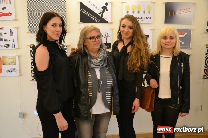 Zdjęcie w galerii na portalu naszraciborz.pl: Suszenie głowy - wernisaż wystawy prac uczni&oacute;w z CKZiU nr 1 w Raciborzu na Zamku Piastowskim wiadomości z regionu