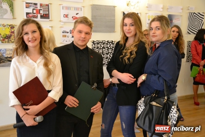 Zdjęcie w galerii na portalu naszraciborz.pl: Suszenie głowy - wernisaż wystawy prac uczni&oacute;w z CKZiU nr 1 w Raciborzu na Zamku Piastowskim wiadomości z regionu