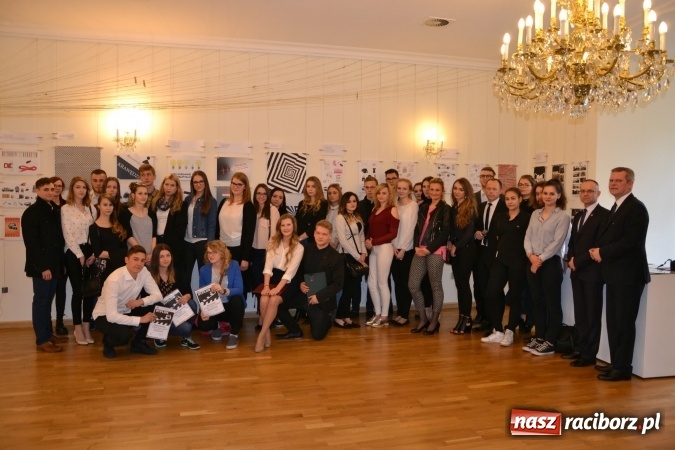 Zdjęcie w galerii na portalu naszraciborz.pl: Suszenie głowy - wernisaż wystawy prac uczni&oacute;w z CKZiU nr 1 w Raciborzu na Zamku Piastowskim wiadomości z regionu