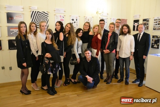 Zdjęcie w galerii na portalu naszraciborz.pl: Suszenie głowy - wernisaż wystawy prac uczni&oacute;w z CKZiU nr 1 w Raciborzu na Zamku Piastowskim wiadomości z regionu