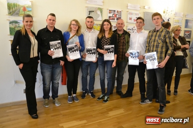 Zdjęcie w galerii na portalu naszraciborz.pl: Suszenie głowy - wernisaż wystawy prac uczni&oacute;w z CKZiU nr 1 w Raciborzu na Zamku Piastowskim wiadomości z regionu
