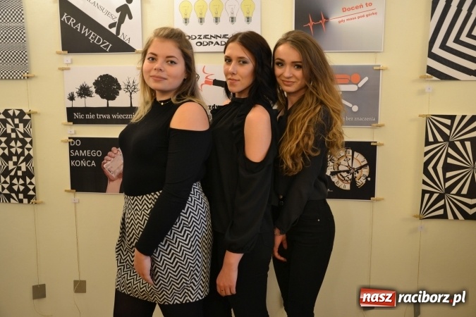 Zdjęcie w galerii na portalu naszraciborz.pl: Suszenie głowy - wernisaż wystawy prac uczni&oacute;w z CKZiU nr 1 w Raciborzu na Zamku Piastowskim wiadomości z regionu