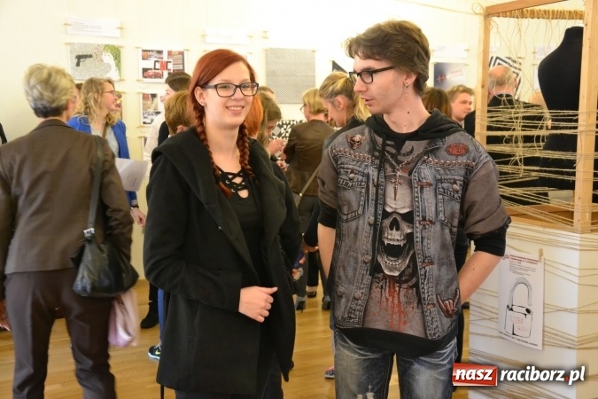 Zdjęcie w galerii na portalu naszraciborz.pl: Suszenie głowy - wernisaż wystawy prac uczni&oacute;w z CKZiU nr 1 w Raciborzu na Zamku Piastowskim wiadomości z regionu