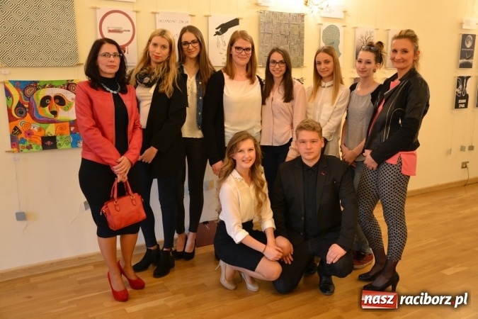 Zdjęcie w galerii na portalu naszraciborz.pl: Suszenie głowy - wernisaż wystawy prac uczni&oacute;w z CKZiU nr 1 w Raciborzu na Zamku Piastowskim wiadomości z regionu