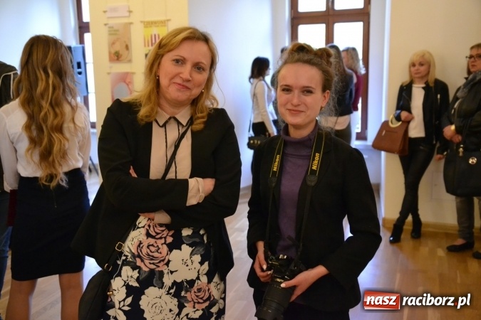Zdjęcie w galerii na portalu naszraciborz.pl: Suszenie głowy - wernisaż wystawy prac uczni&oacute;w z CKZiU nr 1 w Raciborzu na Zamku Piastowskim wiadomości z regionu