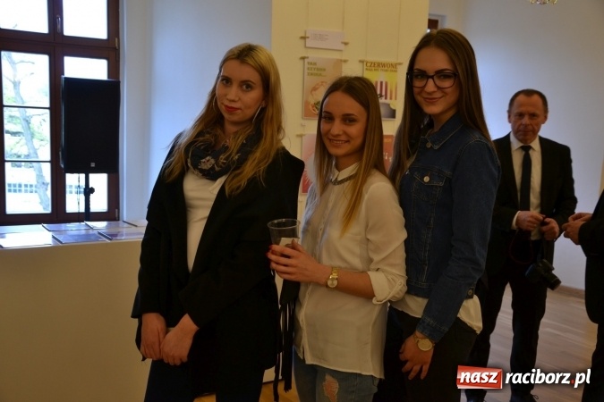 Zdjęcie w galerii na portalu naszraciborz.pl: Suszenie głowy - wernisaż wystawy prac uczni&oacute;w z CKZiU nr 1 w Raciborzu na Zamku Piastowskim wiadomości z regionu