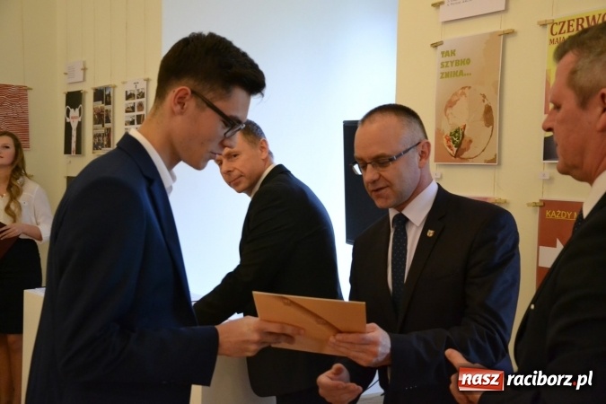 Zdjęcie w galerii na portalu naszraciborz.pl: Suszenie głowy - wernisaż wystawy prac uczni&oacute;w z CKZiU nr 1 w Raciborzu na Zamku Piastowskim wiadomości z regionu