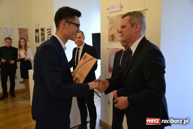 Zdjęcie w galerii na portalu naszraciborz.pl: Suszenie głowy - wernisaż wystawy prac uczni&oacute;w z CKZiU nr 1 w Raciborzu na Zamku Piastowskim wiadomości z regionu