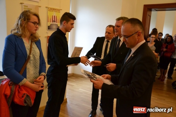 Zdjęcie w galerii na portalu naszraciborz.pl: Suszenie głowy - wernisaż wystawy prac uczni&oacute;w z CKZiU nr 1 w Raciborzu na Zamku Piastowskim wiadomości z regionu