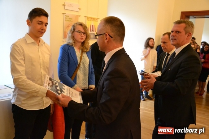 Zdjęcie w galerii na portalu naszraciborz.pl: Suszenie głowy - wernisaż wystawy prac uczni&oacute;w z CKZiU nr 1 w Raciborzu na Zamku Piastowskim wiadomości z regionu