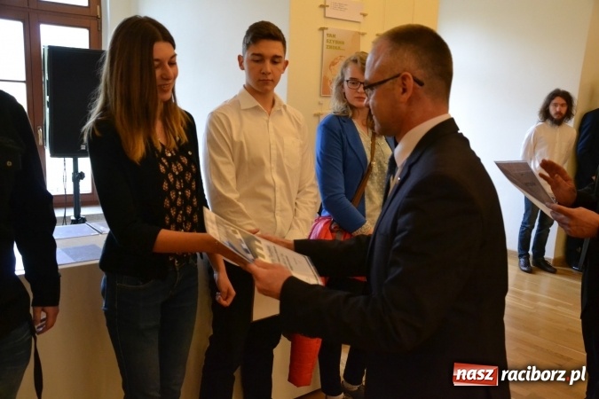 Zdjęcie w galerii na portalu naszraciborz.pl: Suszenie głowy - wernisaż wystawy prac uczni&oacute;w z CKZiU nr 1 w Raciborzu na Zamku Piastowskim wiadomości z regionu