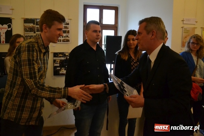 Zdjęcie w galerii na portalu naszraciborz.pl: Suszenie głowy - wernisaż wystawy prac uczni&oacute;w z CKZiU nr 1 w Raciborzu na Zamku Piastowskim wiadomości z regionu