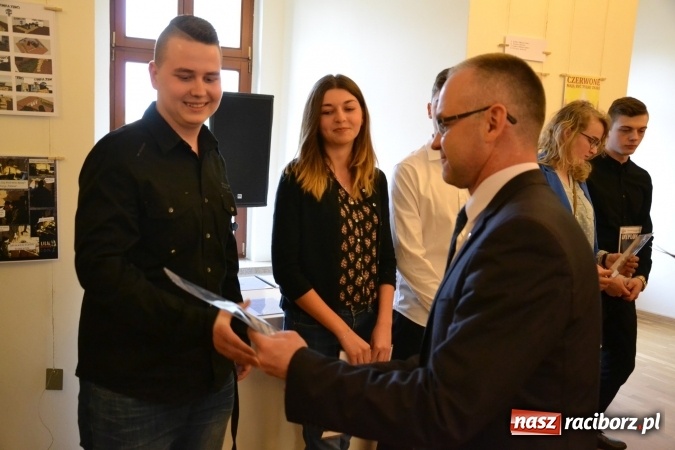 Zdjęcie w galerii na portalu naszraciborz.pl: Suszenie głowy - wernisaż wystawy prac uczni&oacute;w z CKZiU nr 1 w Raciborzu na Zamku Piastowskim wiadomości z regionu