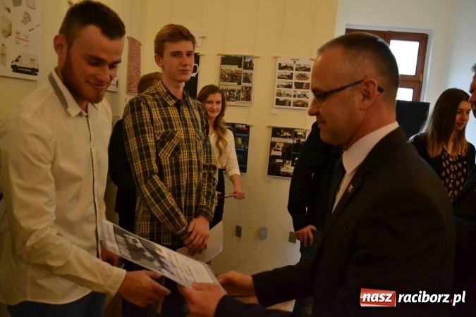 Zdjęcie w galerii na portalu naszraciborz.pl: Suszenie głowy - wernisaż wystawy prac uczni&oacute;w z CKZiU nr 1 w Raciborzu na Zamku Piastowskim wiadomości z regionu