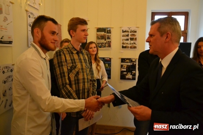 Zdjęcie w galerii na portalu naszraciborz.pl: Suszenie głowy - wernisaż wystawy prac uczni&oacute;w z CKZiU nr 1 w Raciborzu na Zamku Piastowskim wiadomości z regionu