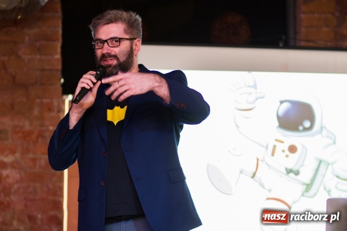 Zdjęcie w galerii na portalu naszraciborz.pl: Ciekawa narracja i ucieczka od schematów to podstawa. Paweł Tkaczyk - jeden z najlepszych marketerów w Polsce gościł dziś w Raciborzu wiadomości z regionu