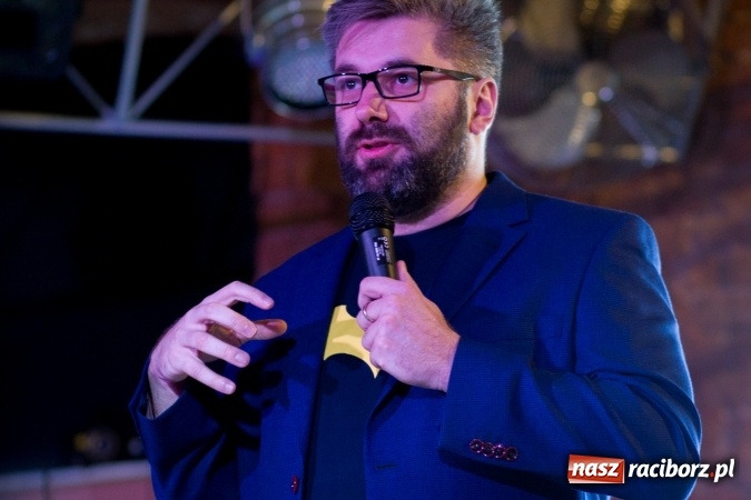 Zdjęcie w galerii na portalu naszraciborz.pl: Ciekawa narracja i ucieczka od schematów to podstawa. Paweł Tkaczyk - jeden z najlepszych marketerów w Polsce gościł dziś w Raciborzu wiadomości z regionu