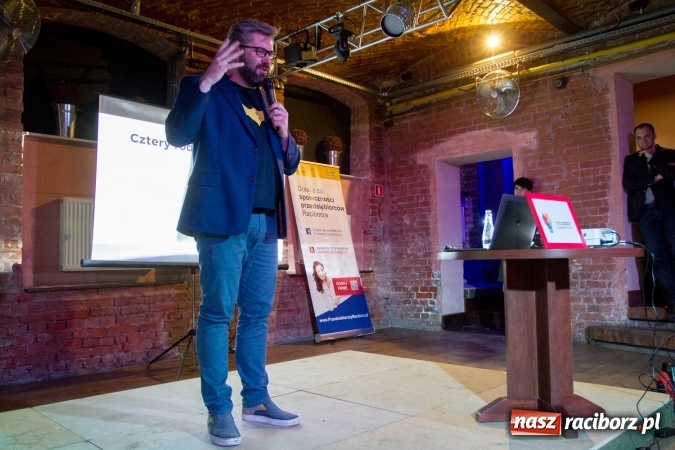 Zdjęcie w galerii na portalu naszraciborz.pl: Ciekawa narracja i ucieczka od schematów to podstawa. Paweł Tkaczyk - jeden z najlepszych marketerów w Polsce gościł dziś w Raciborzu wiadomości z regionu