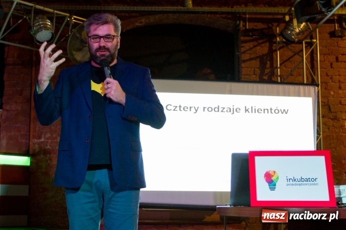 Zdjęcie w galerii na portalu naszraciborz.pl: Ciekawa narracja i ucieczka od schematów to podstawa. Paweł Tkaczyk - jeden z najlepszych marketerów w Polsce gościł dziś w Raciborzu wiadomości z regionu