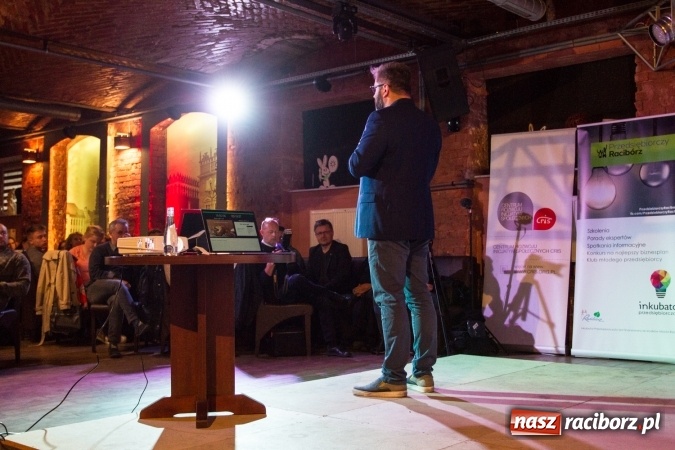 Zdjęcie w galerii na portalu naszraciborz.pl: Ciekawa narracja i ucieczka od schematów to podstawa. Paweł Tkaczyk - jeden z najlepszych marketerów w Polsce gościł dziś w Raciborzu wiadomości z regionu