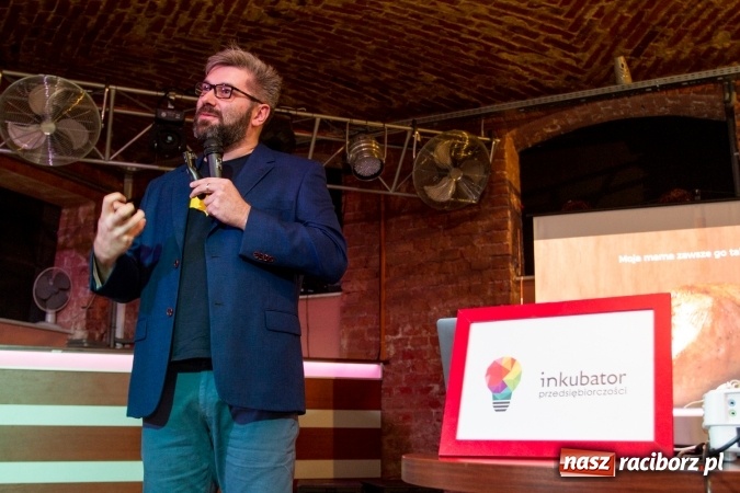 Zdjęcie w galerii na portalu naszraciborz.pl: Ciekawa narracja i ucieczka od schematów to podstawa. Paweł Tkaczyk - jeden z najlepszych marketerów w Polsce gościł dziś w Raciborzu wiadomości z regionu