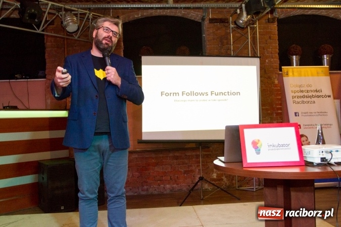 Zdjęcie w galerii na portalu naszraciborz.pl: Ciekawa narracja i ucieczka od schematów to podstawa. Paweł Tkaczyk - jeden z najlepszych marketerów w Polsce gościł dziś w Raciborzu wiadomości z regionu