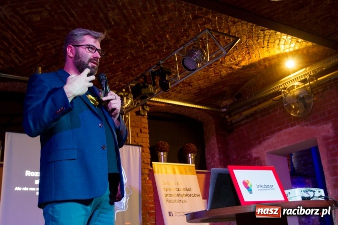 Zdjęcie w galerii na portalu naszraciborz.pl: Ciekawa narracja i ucieczka od schematów to podstawa. Paweł Tkaczyk - jeden z najlepszych marketerów w Polsce gościł dziś w Raciborzu wiadomości z regionu