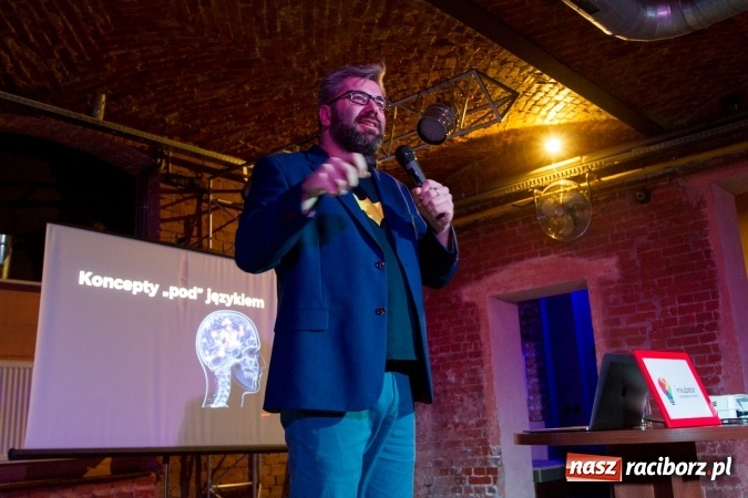 Zdjęcie w galerii na portalu naszraciborz.pl: Ciekawa narracja i ucieczka od schematów to podstawa. Paweł Tkaczyk - jeden z najlepszych marketerów w Polsce gościł dziś w Raciborzu wiadomości z regionu