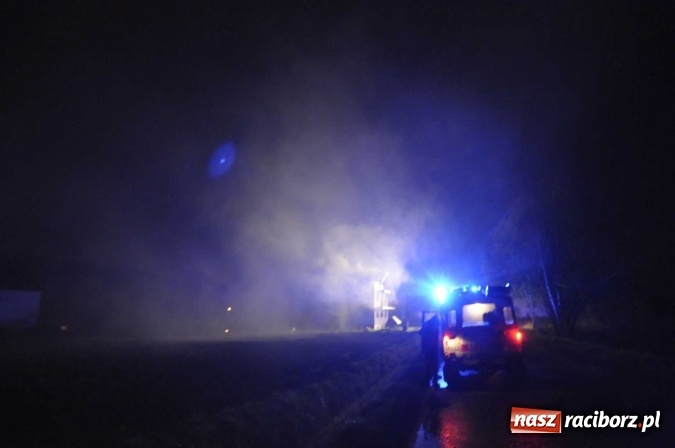 Zdjęcie w galerii na portalu naszraciborz.pl: O północy strażacy walczyli z pożarem dachu domu w Pogrzebieniu wiadomości z regionu
