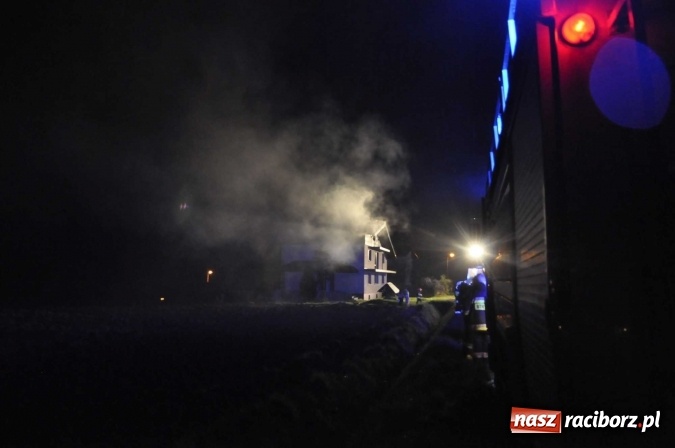 Zdjęcie w galerii na portalu naszraciborz.pl: O północy strażacy walczyli z pożarem dachu domu w Pogrzebieniu wiadomości z regionu