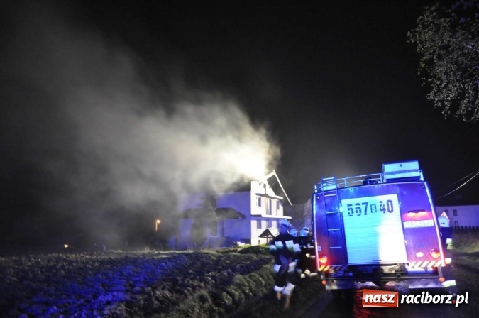 Zdjęcie w galerii na portalu naszraciborz.pl: O północy strażacy walczyli z pożarem dachu domu w Pogrzebieniu wiadomości z regionu