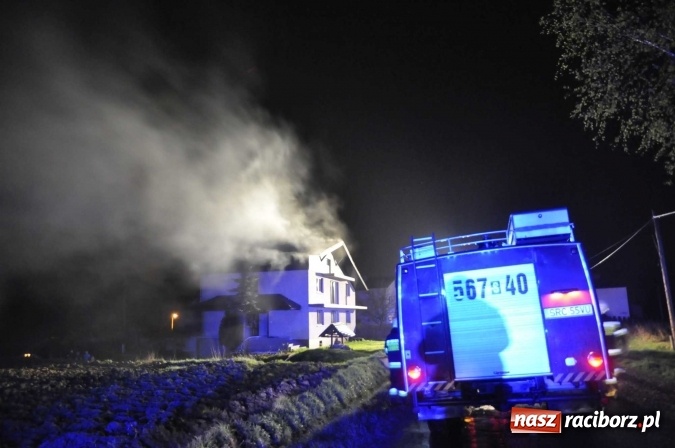 Zdjęcie w galerii na portalu naszraciborz.pl: O północy strażacy walczyli z pożarem dachu domu w Pogrzebieniu wiadomości z regionu