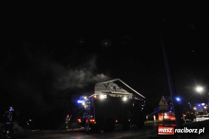 Zdjęcie w galerii na portalu naszraciborz.pl: O północy strażacy walczyli z pożarem dachu domu w Pogrzebieniu wiadomości z regionu