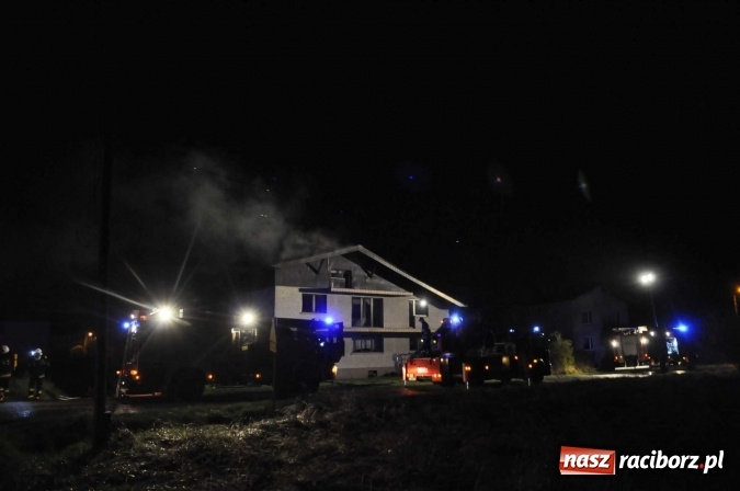Zdjęcie w galerii na portalu naszraciborz.pl: O północy strażacy walczyli z pożarem dachu domu w Pogrzebieniu wiadomości z regionu