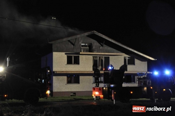 Zdjęcie w galerii na portalu naszraciborz.pl: O północy strażacy walczyli z pożarem dachu domu w Pogrzebieniu wiadomości z regionu