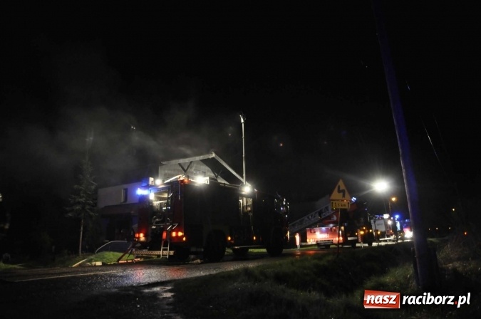 Zdjęcie w galerii na portalu naszraciborz.pl: O północy strażacy walczyli z pożarem dachu domu w Pogrzebieniu wiadomości z regionu
