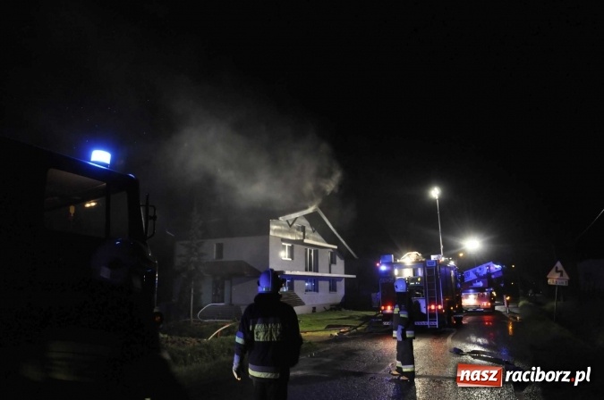Zdjęcie w galerii na portalu naszraciborz.pl: O północy strażacy walczyli z pożarem dachu domu w Pogrzebieniu wiadomości z regionu