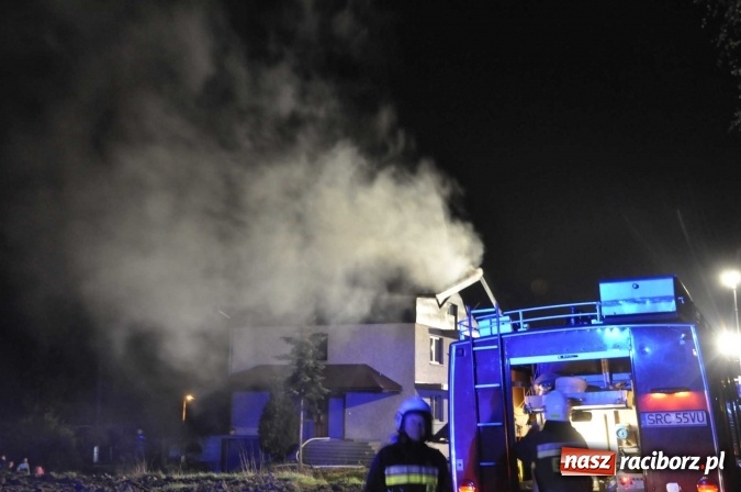 Zdjęcie w galerii na portalu naszraciborz.pl: O północy strażacy walczyli z pożarem dachu domu w Pogrzebieniu wiadomości z regionu