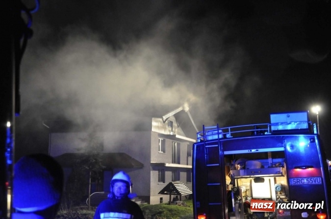 Zdjęcie w galerii na portalu naszraciborz.pl: O północy strażacy walczyli z pożarem dachu domu w Pogrzebieniu wiadomości z regionu