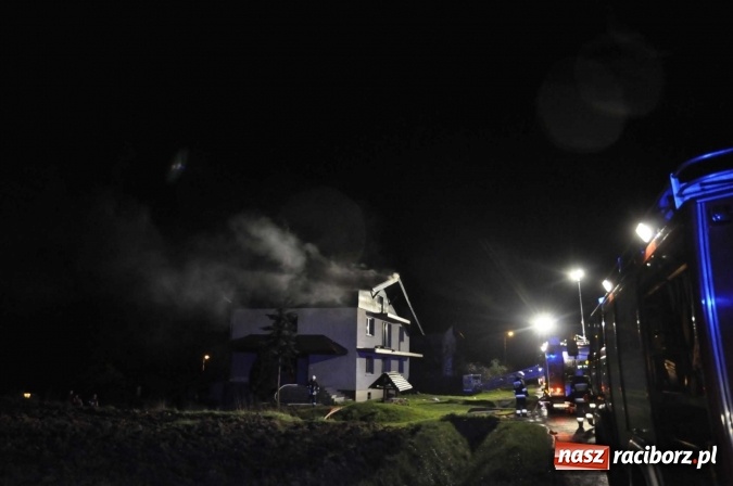Zdjęcie w galerii na portalu naszraciborz.pl: O północy strażacy walczyli z pożarem dachu domu w Pogrzebieniu wiadomości z regionu