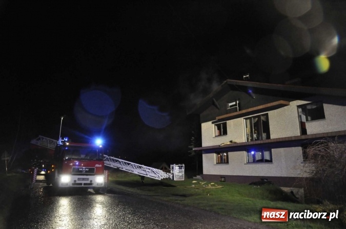 Zdjęcie w galerii na portalu naszraciborz.pl: O północy strażacy walczyli z pożarem dachu domu w Pogrzebieniu wiadomości z regionu