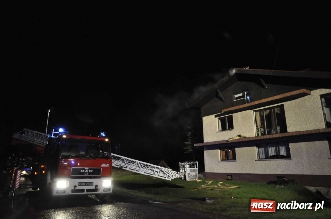 Zdjęcie w galerii na portalu naszraciborz.pl: O północy strażacy walczyli z pożarem dachu domu w Pogrzebieniu wiadomości z regionu