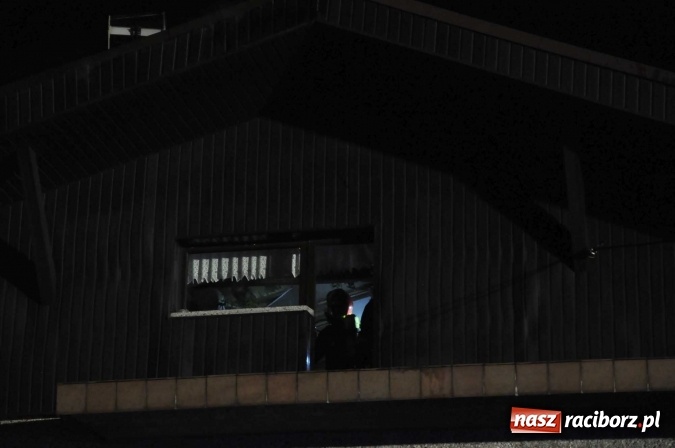 Zdjęcie w galerii na portalu naszraciborz.pl: O północy strażacy walczyli z pożarem dachu domu w Pogrzebieniu wiadomości z regionu