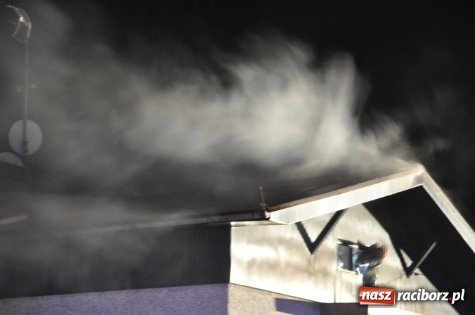 Zdjęcie w galerii na portalu naszraciborz.pl: O północy strażacy walczyli z pożarem dachu domu w Pogrzebieniu wiadomości z regionu