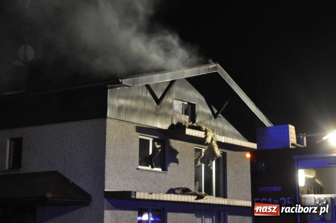 Zdjęcie w galerii na portalu naszraciborz.pl: O północy strażacy walczyli z pożarem dachu domu w Pogrzebieniu wiadomości z regionu