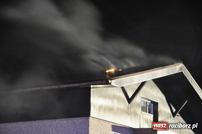 Zdjęcie w galerii na portalu naszraciborz.pl: O północy strażacy walczyli z pożarem dachu domu w Pogrzebieniu wiadomości z regionu
