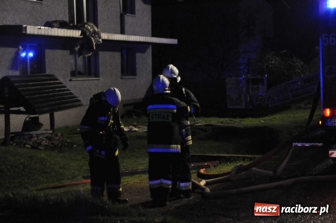 Zdjęcie w galerii na portalu naszraciborz.pl: O północy strażacy walczyli z pożarem dachu domu w Pogrzebieniu wiadomości z regionu