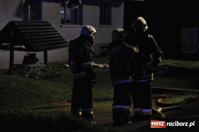 Zdjęcie w galerii na portalu naszraciborz.pl: O północy strażacy walczyli z pożarem dachu domu w Pogrzebieniu wiadomości z regionu