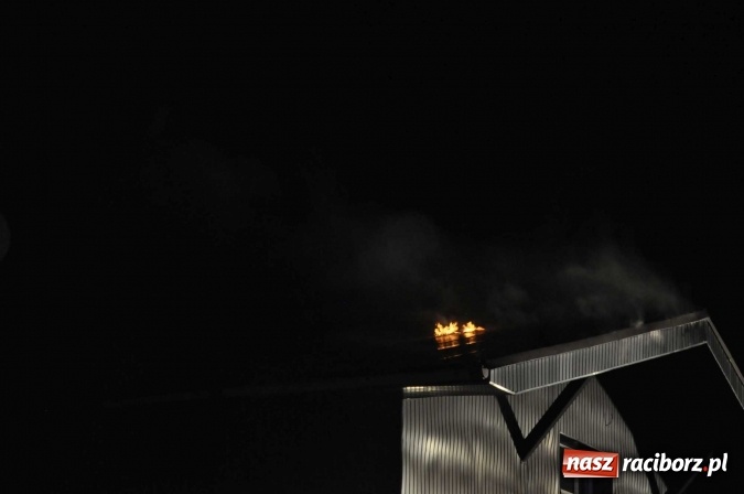 Zdjęcie w galerii na portalu naszraciborz.pl: O północy strażacy walczyli z pożarem dachu domu w Pogrzebieniu wiadomości z regionu