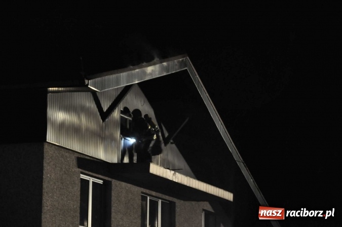Zdjęcie w galerii na portalu naszraciborz.pl: O północy strażacy walczyli z pożarem dachu domu w Pogrzebieniu wiadomości z regionu